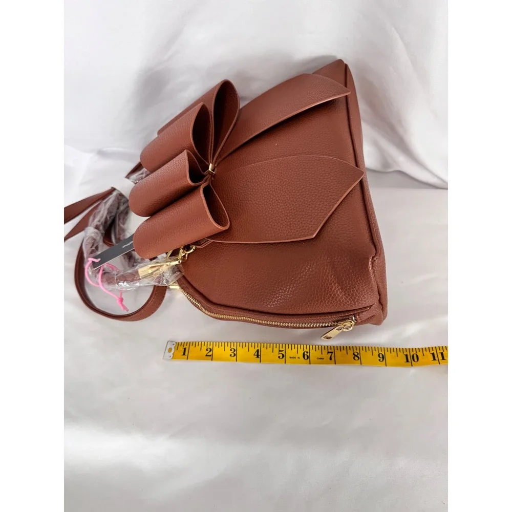 Crocci flourish feminine